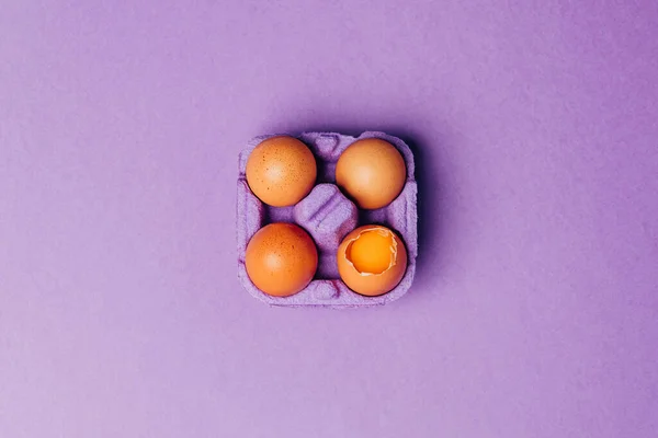 Cuatro Huevos Pollo Caja Huevo Púrpura Sobre Fondo Púrpura Vista — Foto de Stock