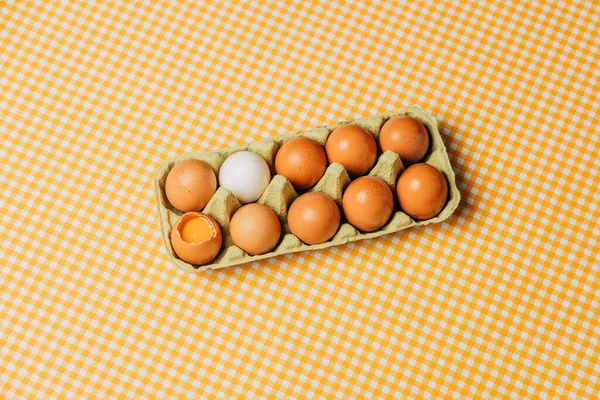 Diez Huevos Pollo Caja Cartón Huevo Mantel Cuadros Vista Superior Imagen De Stock