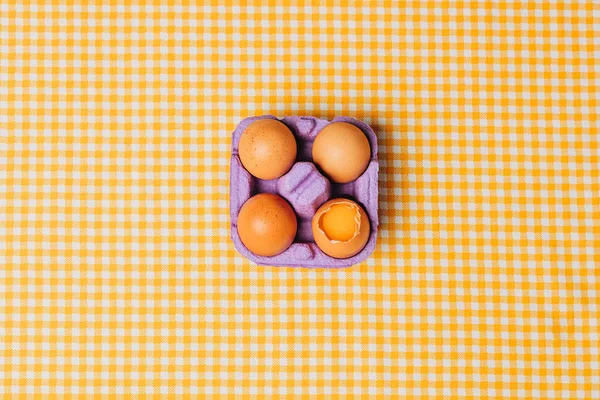 Cuatro Huevos Pollo Caja Huevo Púrpura Mantel Cuadros Amarillo Vista Fotos De Stock