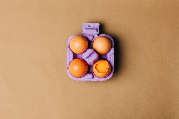 Четыре Куриные Яйца Фиолетовой Коробке Яйцо Коричневом Фоне Эко Кожи Лицензионные Стоковые Фото
