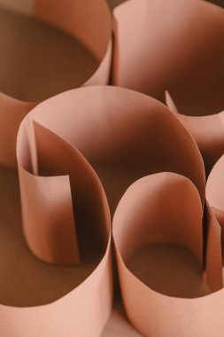 Kahverengi arka planda kahverengi kağıtlar, yukarıdan bakıldığında, arka planda desenli bir kavram yaratıyor.