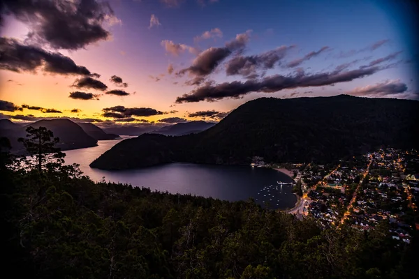 Piękny Krajobraz Wysokimi Skałami Podświetlanymi Szczytami Kamieniami Jeziorze Górskim Odbiciem — Zdjęcie stockowe