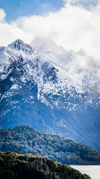 阿根廷的一座覆盖着积雪的山的景象 高质量的照片 — 图库照片