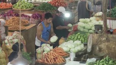 Cirebon, Endonezya-5 Mart 2023: Batı Java, Endonezya 'daki Cirebon Kanoman pazarında alım ve satım ortamı
