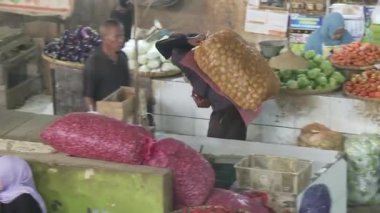 Cirebon, Endonezya-5 Mart 2023: Batı Java, Endonezya 'daki Cirebon Kanoman pazarında alım ve satım ortamı