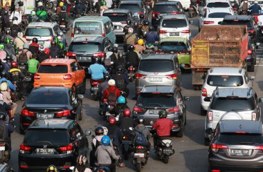 Jakarta, Endonezya-14 Mayıs 2023: Karmaşık araçlarla yoğun trafik.