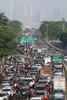 Jakarta, Endonezya-14 Mayıs 2023: Karmaşık araçlarla yoğun trafik.