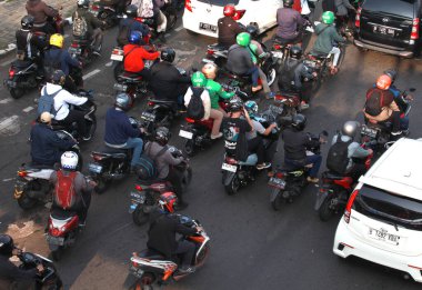 Jakarta, Endonezya-14 Mayıs 2023: Karmaşık araçlarla yoğun trafik.