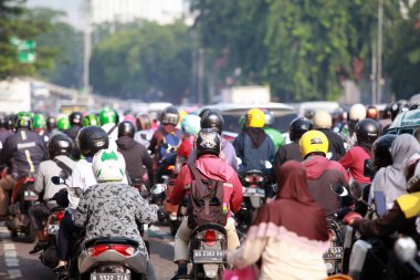 Jakarta, Endonezya-14 Mayıs 2023: Karmaşık araçlarla yoğun trafik.