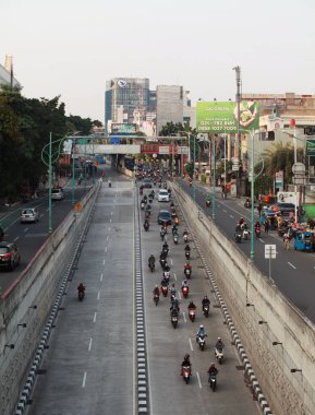 Jakarta, Endonezya-14 Mayıs 2023: Karmaşık araçlarla yoğun trafik.