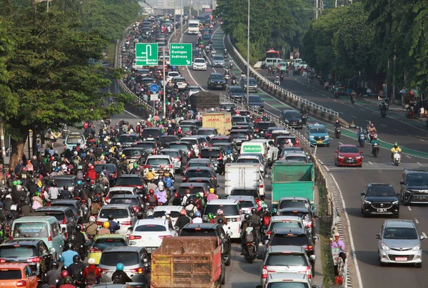 Jacarta Indonésia Maio 2023 Tráfego Movimentado Com Veículos Caóticos Embaralhando — Fotografia de Stock