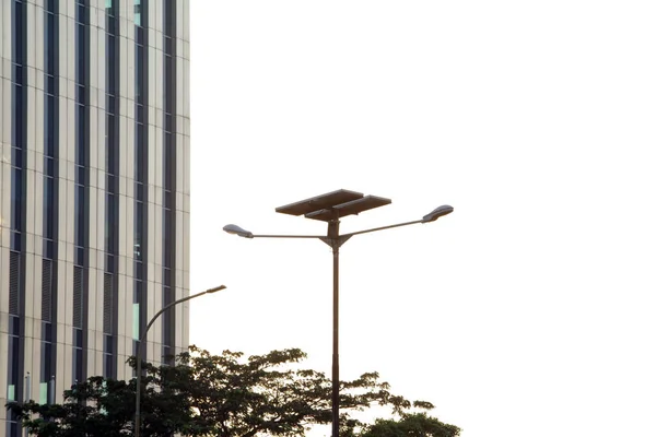 オフィスビルを背景にしたソーラーストリートランプ — ストック写真