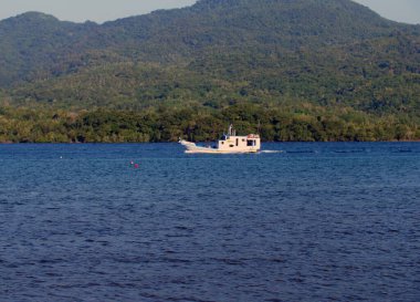 Maumere, Endonezya-23 Mayıs 2023: Endonezya 'da bir ada feribotu Larantuka limanından Maumere limanına doğru yola çıkıyor..