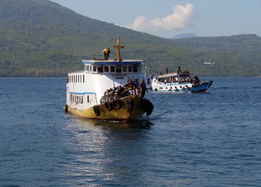 Maumere, Endonezya-23 Mayıs 2023: Endonezya 'da bir ada feribotu Larantuka limanından Maumere limanına doğru yola çıkıyor..