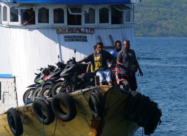 Maumere, Endonezya-23 Mayıs 2023: Endonezya 'da bir ada feribotu Larantuka limanından Maumere limanına doğru yola çıkıyor..