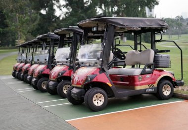   Jakarta, Endonezya - 5 Haziran 2023: Arka planda golf sahası olan golf arabaları                     