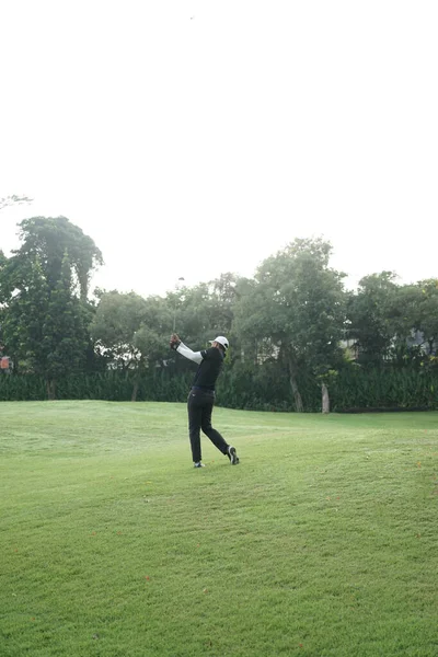 Jakarta Indonesië Juni 2023 Aziatische Golfspeler Golfbaan Golfer Neemt Een — Stockfoto