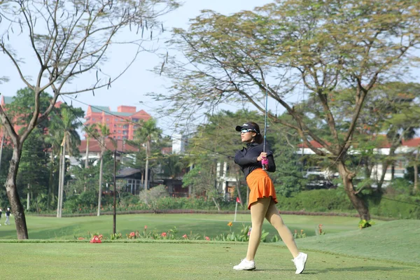 Jakarta Indonézia Június 2023 Ázsiai Golfozó Golfpályán Golfer Egyet — Stock Fotó