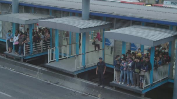 ジャカルタ インドネシア 2023年6月20日 労働時間中の交通ジャカルタバスの乗客密度 — ストック動画