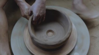 Çamurdan çanak çömlek yapan bir zanaatkarın ellerini kapatın.