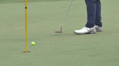 Jakarta, Endonezya - 16 Haziran 2023: Vurduktan sonra golf topu deliğe giriyor