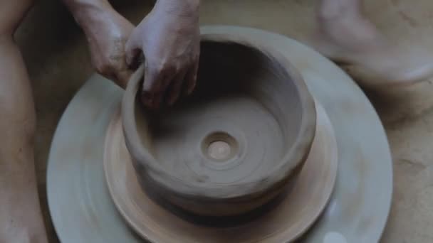土から陶器を作る職人の手を閉じて — ストック動画