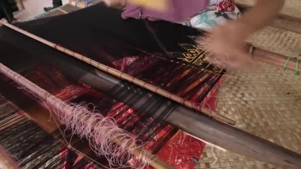 用传统的织布机把妇女的手紧紧地绑起来 — 图库视频影像