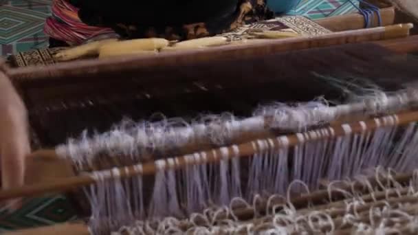 伝統的な織機で織られた女性の手を閉じて — ストック動画