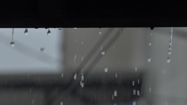 Krople Deszczu Zwolnionym Tempie Kapiące Dachu Domu — Wideo stockowe