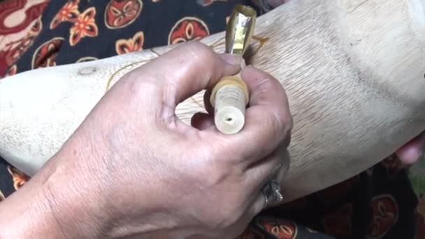 Artisan Peint Sur Bambou Avec Cire Chauffée — Video