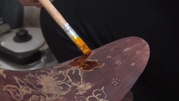 職人は熱したワックス素材で竹に絵を描いています — ストック動画