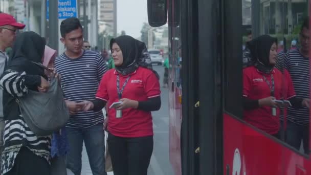 Jakarta Endonezya Haziran 2023 Trans Jakarta Otobüs Yetkilisi Yolcuları Otobüse — Stok video