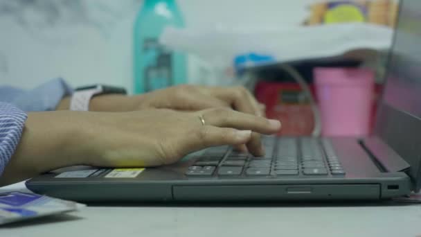 Jakarta Indonesien Juni 2023 Nærbillede Kvindelige Hænder Skrive Bærbar Computer – Stock-video
