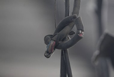 Tehlikeli bir elektrik kablosu koptu. Güç kablosu soyuluyor