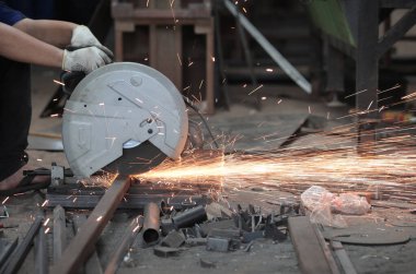 Jakarta, Endonezya - 20 Haziran 2023: Öğütücü kullanarak demir plakayı kes