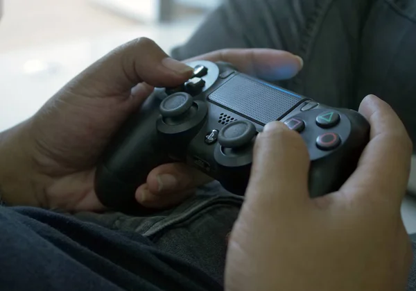 Cakarta, Endonezya - 20 Haziran 2023: playstation çubuğuna yakın çekim
