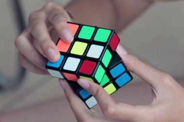 Jakarta, Endonezya - 01 Temmuz 2023: Bir Rubik küpünü tutan kadın eli.