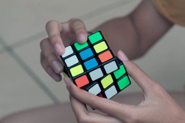 Jakarta, Endonezya - 01 Temmuz 2023: Bir Rubik küpünü tutan kadın eli.