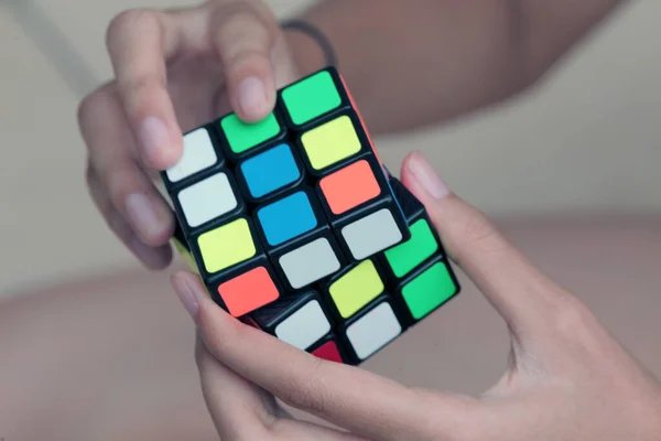 Jakarta, Endonezya - 01 Temmuz 2023: Bir Rubik küpünü tutan kadın eli.