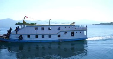 Maumere, Endonezya-23 Mayıs 2023: Endonezya 'da bir ada feribotu Larantuka limanından Maumere limanına doğru yola çıkıyor..
