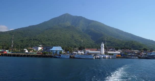 印度尼西亚Maumere 2023年5月23日 印度尼西亚的一艘岛际渡船从拉兰塔卡港驶向Maumere港 — 图库视频影像