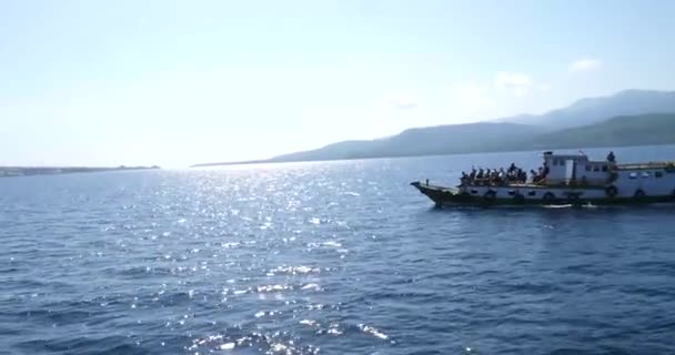 印度尼西亚Maumere 2023年5月23日 印度尼西亚的一艘岛际渡船从拉兰塔卡港驶向Maumere港 — 图库视频影像