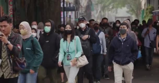 Jacarta Indonésia Março 2022 Passageiros Trem Usando Máscaras Protetoras Saem — Vídeo de Stock