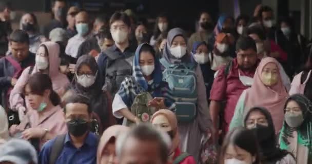 Jakarta Indonézia Március 2022 Vonat Utasai Védőmaszkban Sétálnak Közép Jakarta — Stock videók