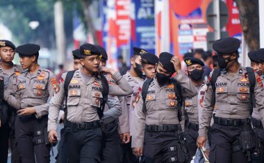 Jakarta, Endonezya - Eylül 01, 2023: Bir grup polis bir olayı korumak için tetikteydi               