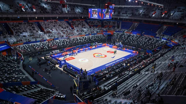  Jakarta, Endonezya - Eylül 02, 2023: Endonezya basketbol sahasının en üst görüntüsü, maçı izleyen seyircilerle dolu                