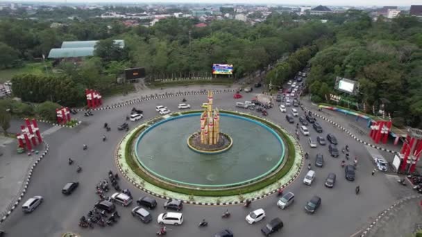 ポンティアナ 西カリマンタン インドネシア 2023年9月7日 ディグリス公園または指された竹の記念碑は タンジュプラ大学のラウンドアウトにあるポンティアナの街のアイコンです — ストック動画