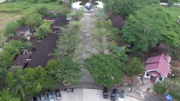 印度尼西亚西加里曼丹 庞蒂亚那克 2023年6月6日 俯瞰赤道纪念碑是庞蒂亚那克市的象征 而庞蒂亚那克市恰好位于赤道线上 — 图库视频影像