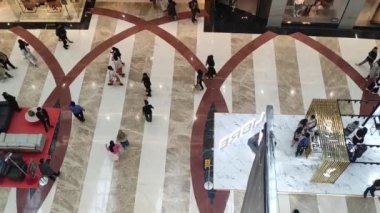 Jakarta, Endonezya - Ekim 05, 2023: Pondok Indah Mall 2 Jakarta 'da ziyaretçi kalabalığı