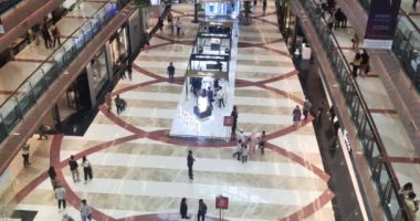 Jakarta, Endonezya - Ekim 05, 2023: Pondok Indah Mall 2 Jakarta 'da ziyaretçi kalabalığı